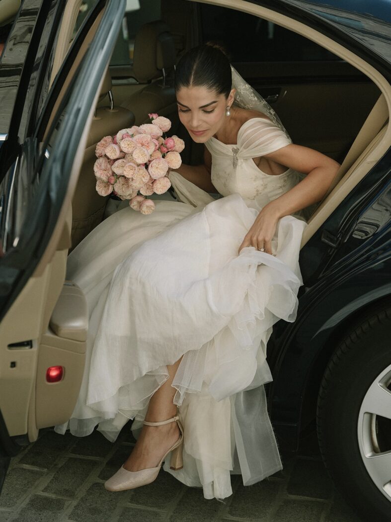 Laura y sus zapatos de novia dorados: los detalles que transforma todo el look 3 Zapatos de Novia Dorados Tacón 6cm | Salón Punta Cuadrada