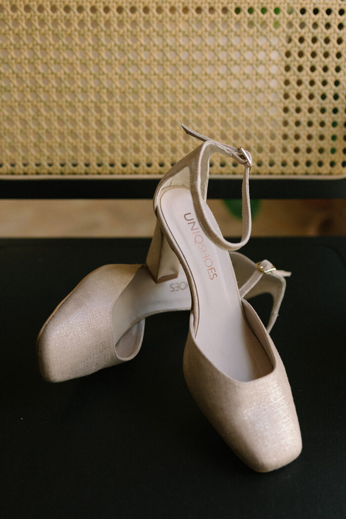 Laura y sus zapatos de novia dorados: los detalles que transforma todo el look 2 Zapatos de Novia Dorados Tacón 6cm | Salón Punta Cuadrada