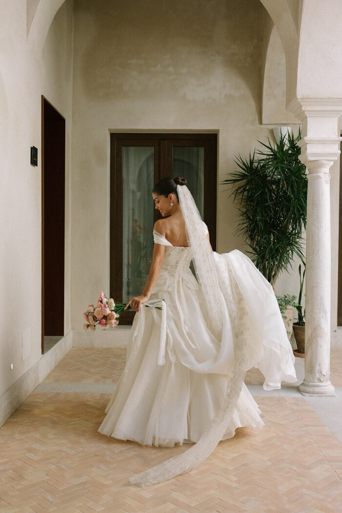 Laura y sus zapatos de novia dorados: los detalles que transforma todo el look 6 image00003 1 Laura y sus zapatos de novia dorados: los detalles que transforma todo el look